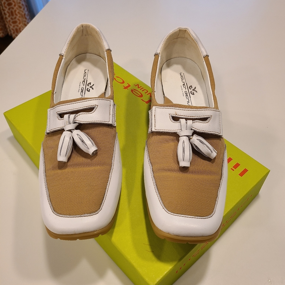 Women's golf shoes